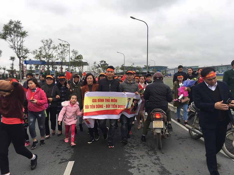 Mẹ Tiến Dũng và bố Quang Hải nói gì khi ra đón con trai?